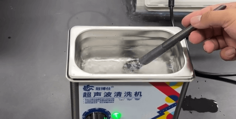 超聲波清洗機正在清洗化妝刷